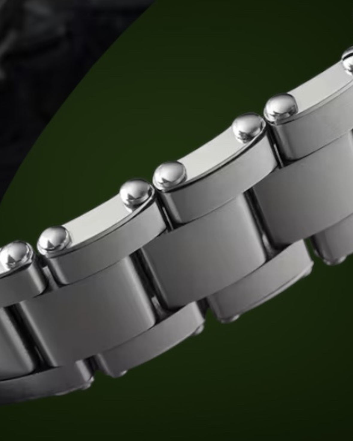 Detailed image of the Lonard Sonar Watch bracelet, highlighting the polished end caps and brushed stainless steel links against a dark green background.